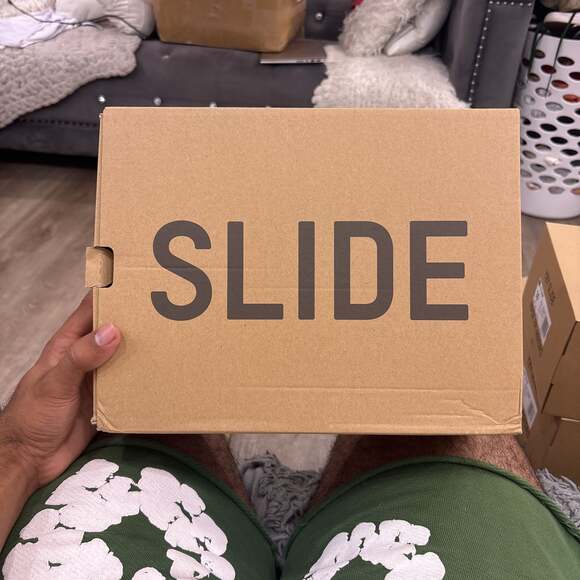 Size 10 Adidas Yeezy Slide Dark Oynx ID5103 - Picture 4 of 5